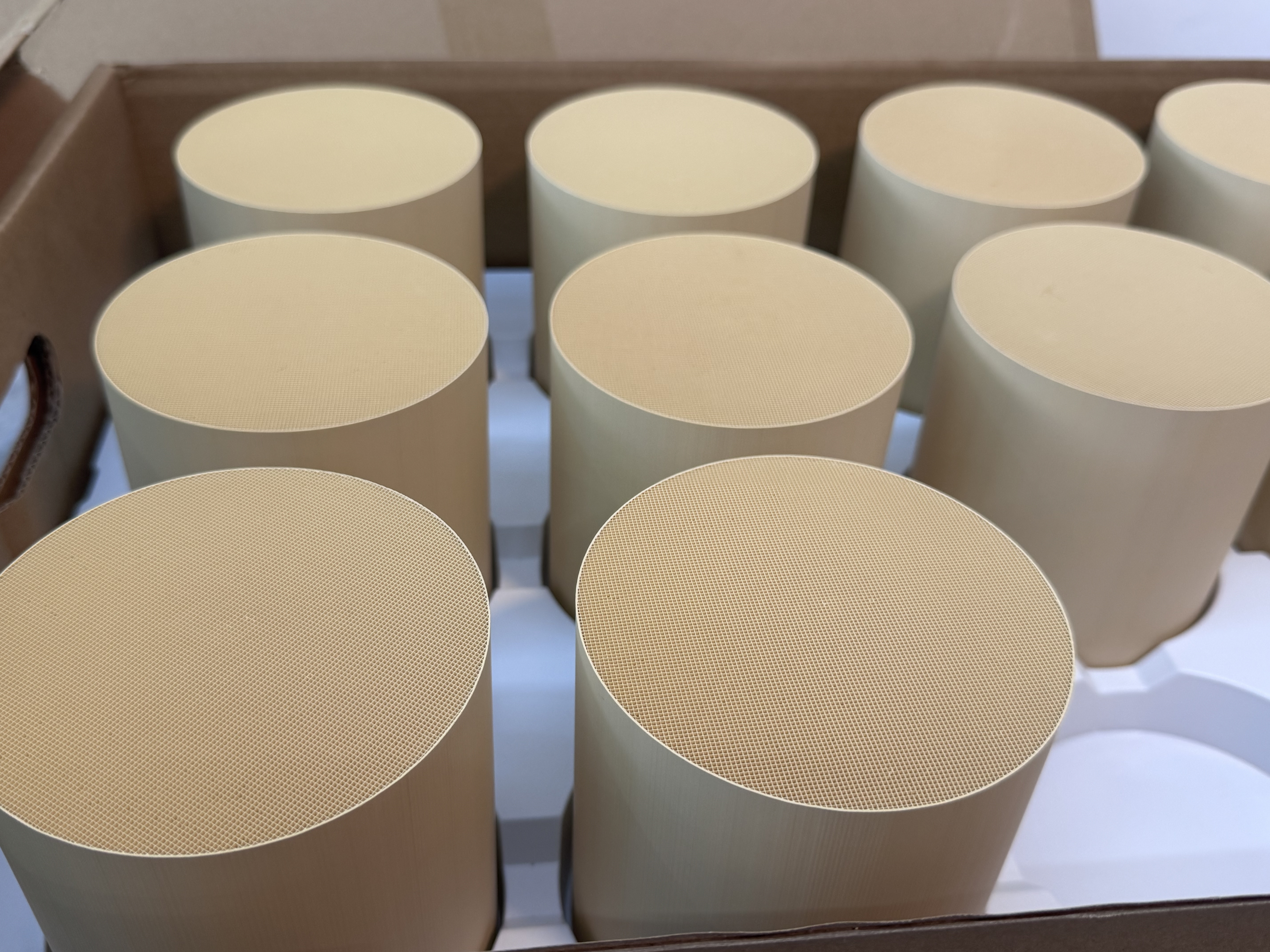 Последние блоги о компании Очистка выхлопных газов мотоциклов: анализ долговечности компактных катализаторов TWC, предназначенных для различных двигателей